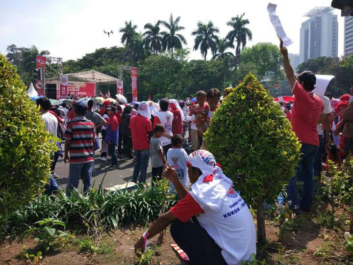  FOTO Parade Bhinneka  Tunggal  Ika  Bagi bagi Uang Bayaran 